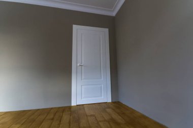 Yeni yenilenmiş oda ile taze boyalı duvarlar, beyaz yapmak