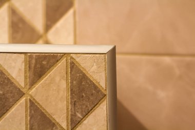 İç duvar üzerinde gümüş metal şerit ile köşe seramik fayans Close-up.