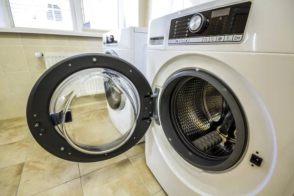 Un primer plano de la lavadora abierta en el baño — Foto de Stock