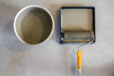 Beton fl üzerinde rulo boya ile tepsisinde yüksek açılı olabilir