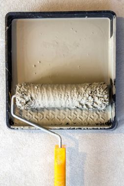 İçinde belgili tanımlık tepsi gri renkle boya tepsi rulo