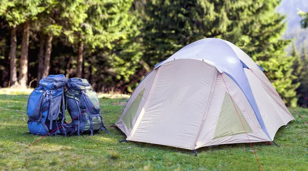 Campamento turístico en pradera verde con césped fresco en el moun de los Cárpatos —  Fotos de Stock