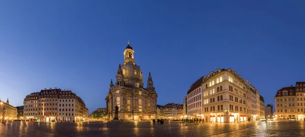 Hosszú expozíció a Neumarkt tér és Frauenkirche (templom Miasszonyunk) Drezda tiszta éjszaka, a város főterétől, a felismerhetetlen turisták és a helyiek. Történelmi építészet épületeket Németországban. — Stock Fotó