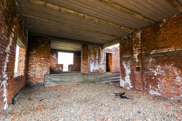 Interior de um edifício antigo em construção. Alvenaria de tijolo laranja — Fotografia de Stock