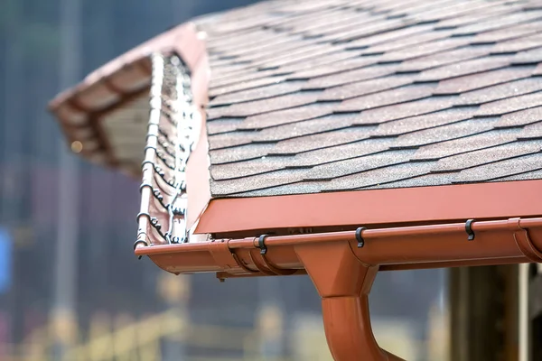 Detailbild des neuen Daches mit Regenrinne — Stockfoto