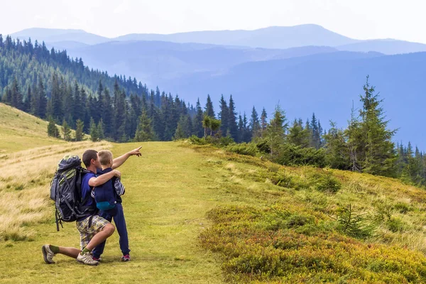 Vater und Kind wandern in malerischen Bergen. Vater und Sohn genießen — Stockfoto