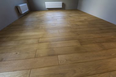 Radyatör ve ahşap p Isıtma ile yeni yenilenmiş odası iç