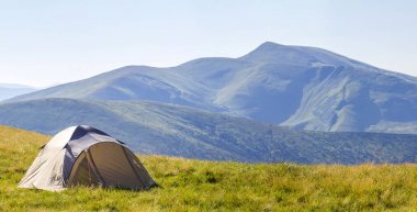 Dağ panorama turist çadır ile. Gündoğumu veya günbatımı mounta içinde