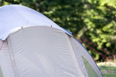 Yakın çekim görünümünü bir turist çadır parçası. Yürüyüşçüler kamp detay.