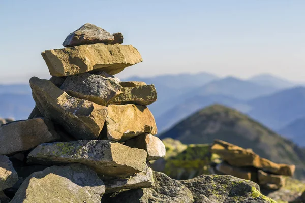 Empilement de pierres recouvertes de mousse au sommet d'une montagne sur fond de montagnes. Concept d'équilibre et d'harmonie. Une pile de roches zen. Nature sauvage et détails géologiques . — Photo
