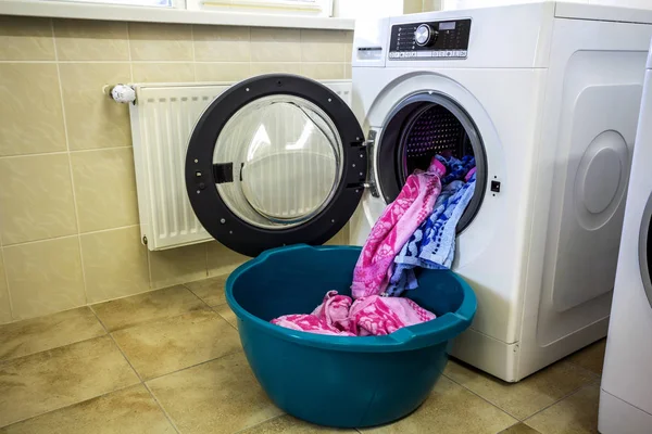 Красочные одежды и полотенца в барабане стиральной машины — стоковое фото