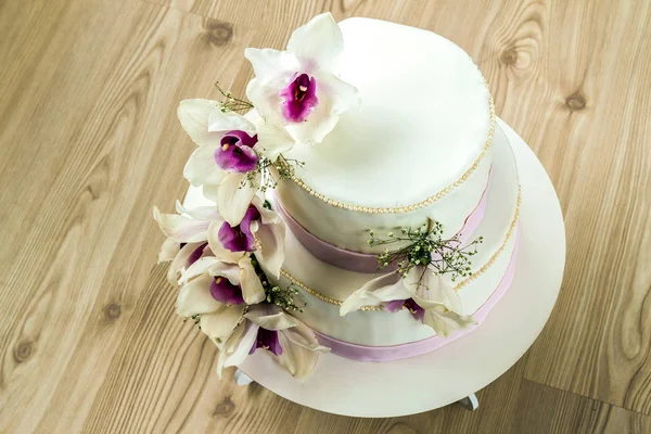 Vacker bröllopstårta med blommor, närbild på tårta med blurr — Stockfoto