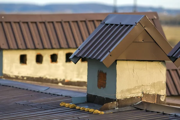 Nahaufnahme eines neu gebauten Kamins auf einem im Bau befindlichen Hausdach. Rohbau, Reparatur und Renovierung. — Stockfoto