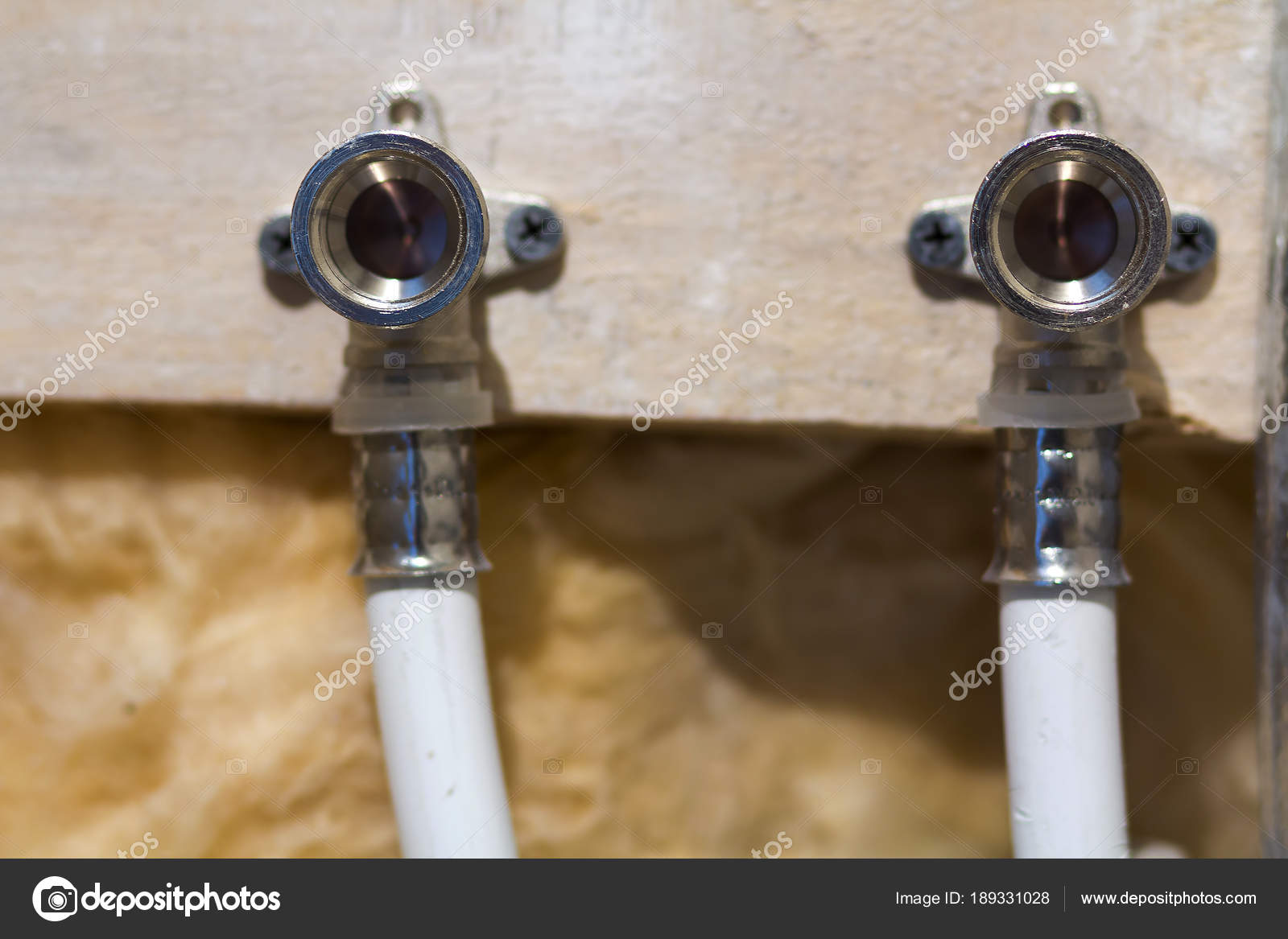 Tubi di acqua in polipropilene nella parete, impianto idraulico in ... Idraulico a casa