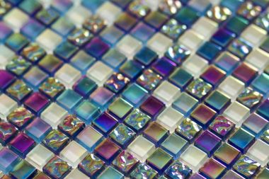 Geometrik mavi, mor ve yeşil mozaik desen döşer. Duvar kağıdı