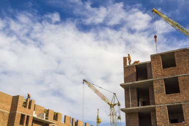 Şantiye binasının bir yeni daire yüksek kule ile mavi gökyüzü karşı vinç. Yerleşim alanı geliştirme. Gayrimenkul Proje büyüme kavramı.