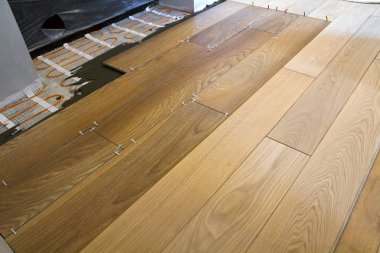 Seramik ve sıcak karo zemin Isıtma elemanları montajı. Yenileme ve iyileştirme kavramı.