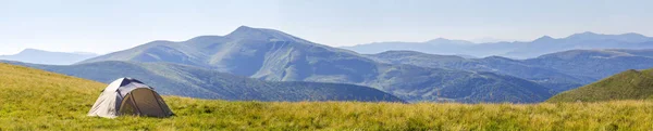 Panorama de montanha com tenda turística. Nascer do sol ou pôr do sol em mounta — Fotografia de Stock