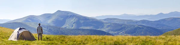 Caminhante homem de pé perto de barraca de acampamento em montanhas dos Cárpatos. Para — Fotografia de Stock