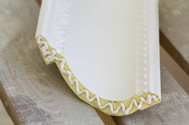 Dekorasyon kalıplama iç yenileme yüklemede önce tutkal yapıştırıcı ile yakın çekim detay.