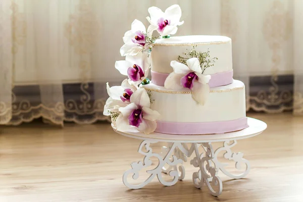 漂亮的婚礼蛋糕，鲜花，关闭的蛋糕与明白 — 图库照片