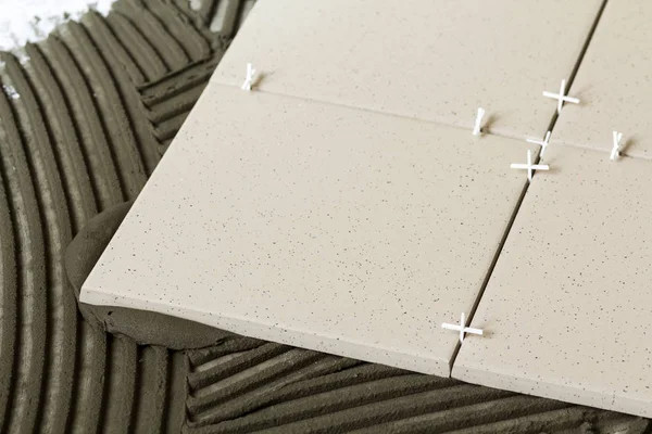 Κεραμικά πλακάκια και τα εργαλεία για την tiler. Όροφος κεραμίδια εγκατάστασης. Αρχική βελτίωση, ανακαίνιση - κόλλα κεραμικών πλακιδίων δαπέδου — Φωτογραφία Αρχείου