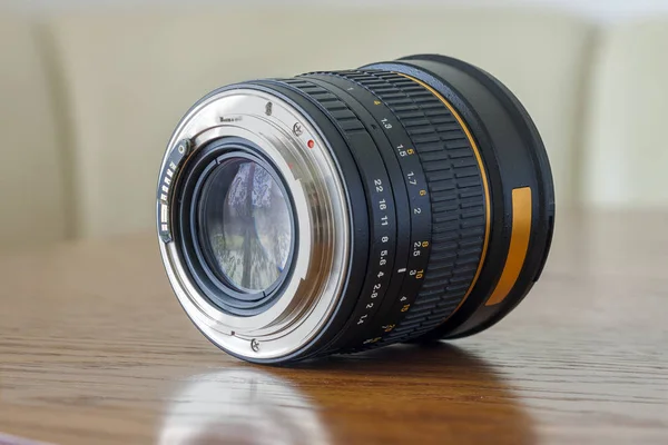 Retrato de cámara fijar el foco lente de foto sobre fondo de madera oscura —  Fotos de Stock