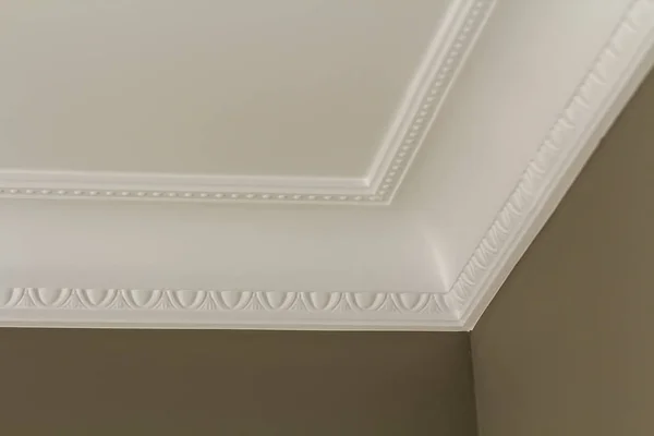 Decoração de moldagem branca ornamental no teto do detalhe de close-up da sala branca. Conceito de renovação e construção de interiores . — Fotografia de Stock