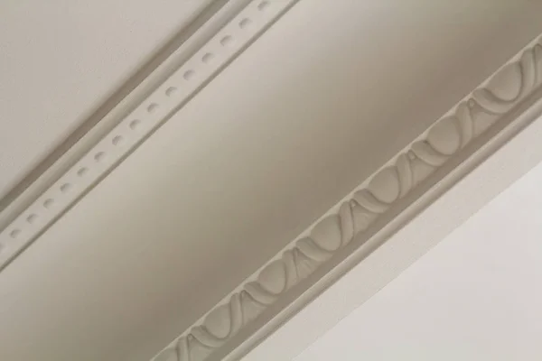 Decoración de moldeo blanco ornamental en el techo del detalle de primer plano de la habitación blanca. Renovación interior y concepto de construcción . — Foto de Stock