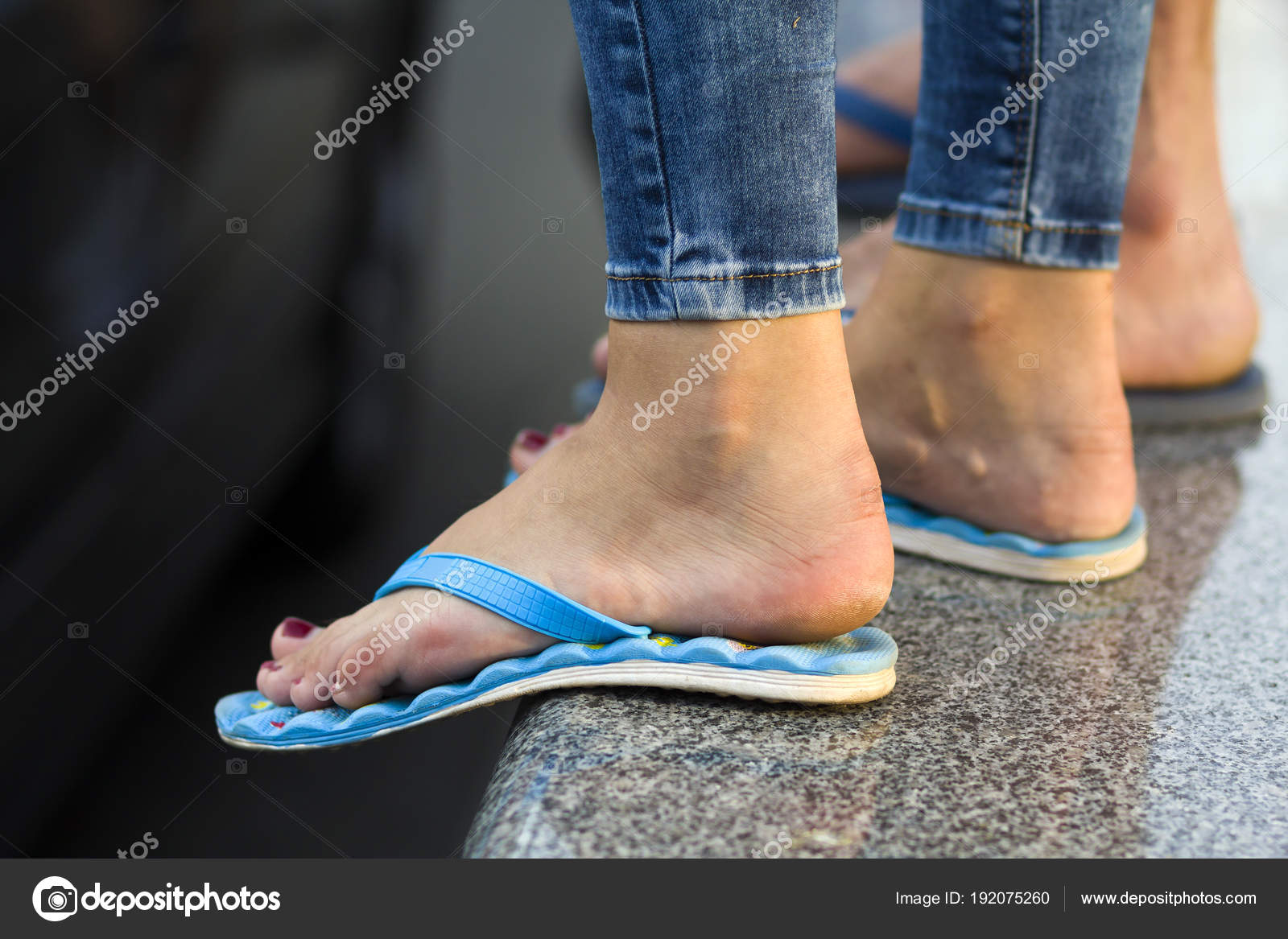 у женщин маленькие ноги. босые ноги в джинсах. андреа дворкин"китайское бинтование ног. оливия уайлд ступни. ноги босиком.