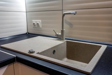 Granit lavabo ve su musluk yeni modern mutfak iç