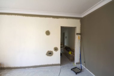 Silindir, boya ve tamir yapmak için araçlar boş daire salonunda. İnşaat ve tadilat kavramı.