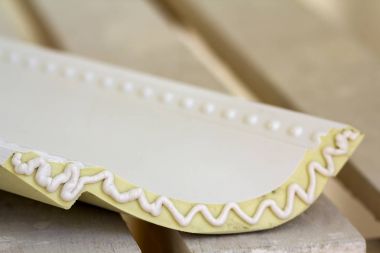 Dekorasyon kalıplama iç yenileme yüklemede önce tutkal yapıştırıcı ile yakın çekim detay.