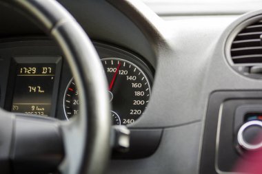 Modern lüks siyah arabanın iç görünümü kapatın. Pano, direksiyon, hız göstergesi. Hız, konfor ve lüks.