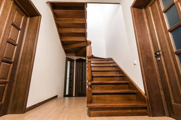 Modernas escadas de madeira de carvalho marrom e portas em nova casa renovada — Fotografia de Stock