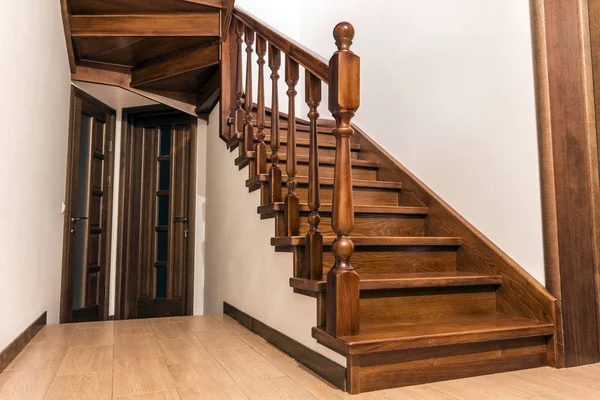 Moderna scala in legno di quercia marrone e porte in nuova casa ristrutturata — Foto Stock