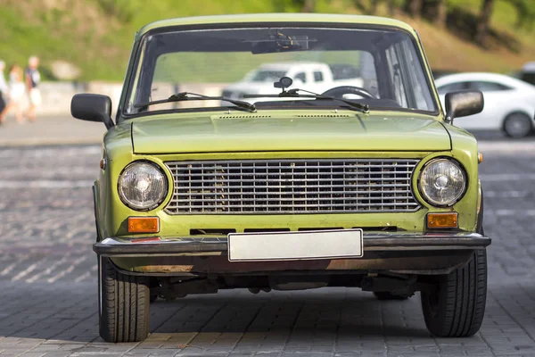 Front view of old russian classic car on city street. Car front exterior. — Stock Photo, Image