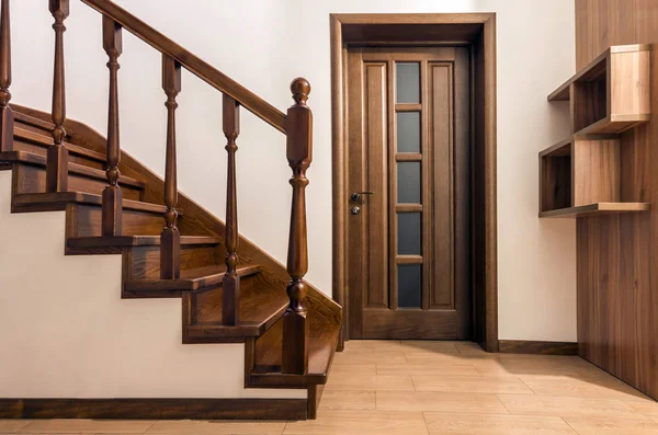 Modernas escadas de madeira de carvalho marrom e portas em nova casa renovada — Fotografia de Stock