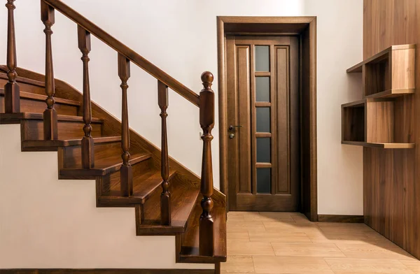 Modernas escadas de madeira de carvalho marrom e portas em nova casa renovada — Fotografia de Stock