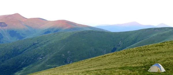 Panorama de montagne avec tente touristique. Lever ou coucher de soleil à mounta — Photo