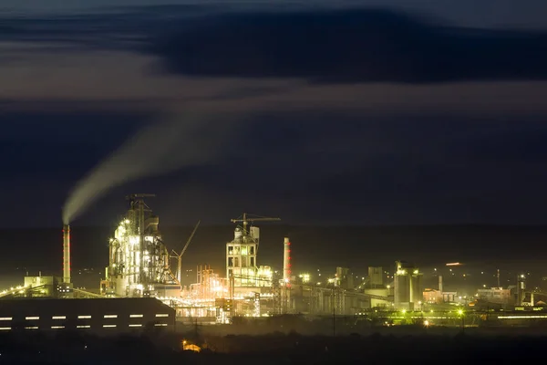 Vue panoramique de la cimenterie et de la mise sous tension la nuit à Ivano-Frankivsk, Ukraine — Photo