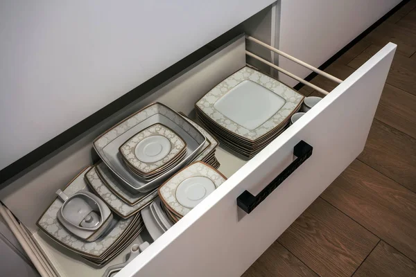 Buka laci dapur dengan piring di dalamnya, solusi cerdas untuk kit — Stok Foto