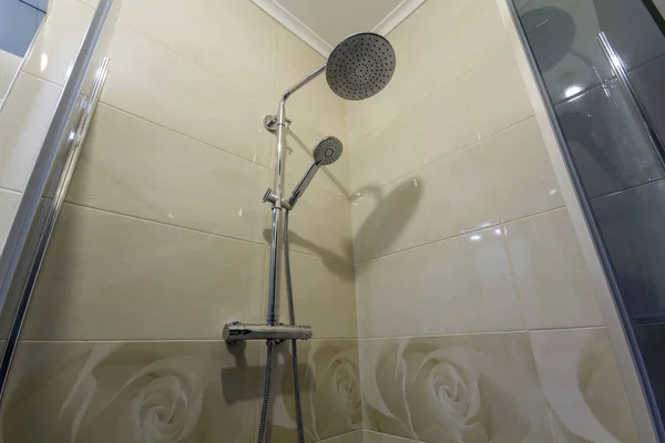 L ile yeni lüks modern Duş kabini iç yakın çekim — Stok fotoğraf