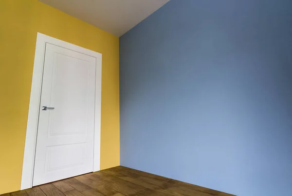 白いドアと木製の寄せ木張り f と新鮮な塗装ルーム インテリア — ストック写真