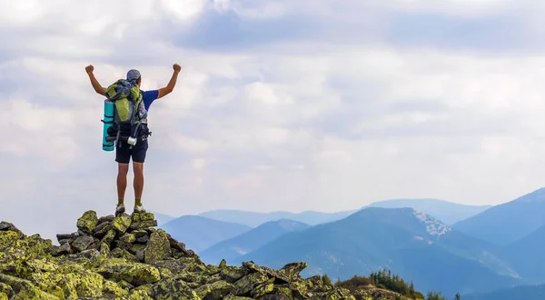 Hombre en la cima de la montaña. Escena emocional. Joven con backpac — Foto de Stock