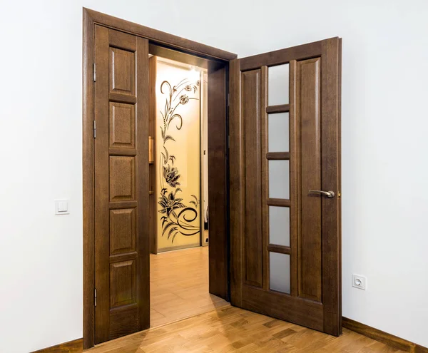 Új barna fa ajtó a ház belső — Stock Fotó