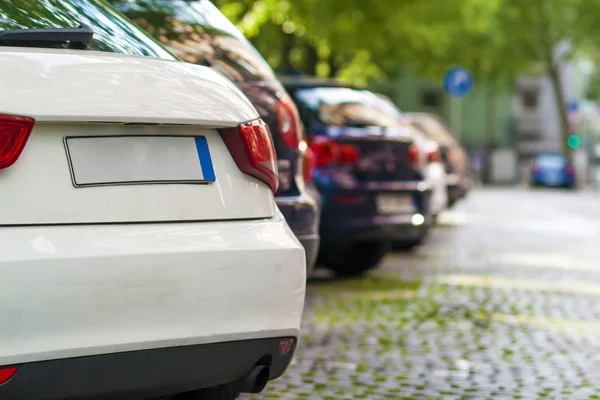 Satır yerleşim bölgesinde yol kenarında park etmiş araçların