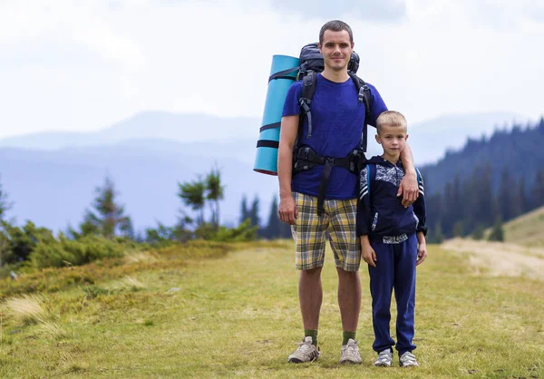 Vater und Sohn mit Rucksack wandern gemeinsam im Sommer — Stockfoto
