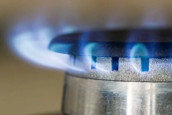 Brûlures de flammes bleues au gaz naturel sur la cuisinière, gros plan — Photo