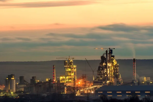 Panorama vista da fábrica de cimento e de energia durante a noite em Ivano-Frankivsk, Ucrânia — Fotografia de Stock